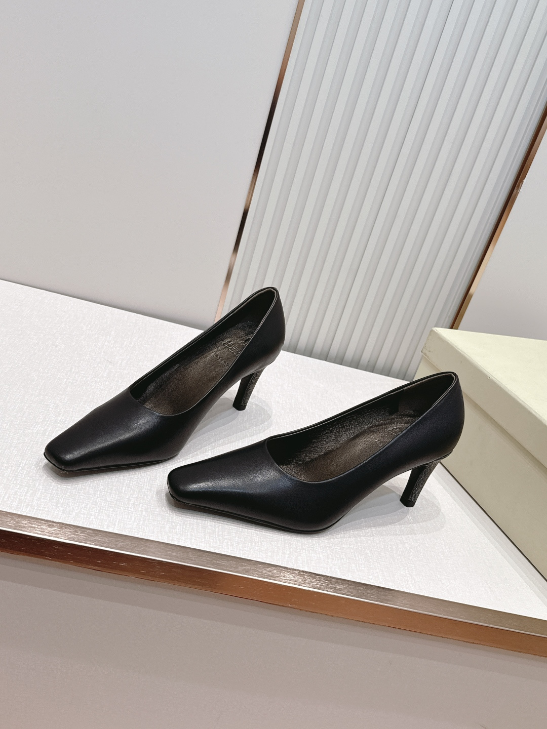 NO:816339,Top version P BC 2026 new series point-toe high-heeled shoes BrunelloCucinelli The classic inspiration from fashion short boots defines the modern elegant style. The precious imported calf leather shows unique mottled patterns. It allows you to show your fashionable personality in comfort. It brings you better comfort. It is also a classic shoe that you won’t want to take off when you put it on. The original version is reproduced one to one. The fabric is imported cowhide and the lining is imported sheepskin.  Size 35-39 (40 orders are not returnable), high-heeled shoes, brunello cucinelli, boots, high heels, cowhide, sheepskin19860909顶版 P BC 2026新款系列 尖头高跟单鞋 BrunelloCucinelli 源自时装短靴的经典灵感定义了现代优雅风格.珍贵的进口小牛京皮上展现着别致的斑驳.让您在舒适中彰显时尚性格.给您带来更好的舒适度,又是款穿上就不愿脱下的一款经典鞋款,原版一比一复刻. 面料进口牛皮 内里进口羊皮里 码数35-39（40订做不退换）,高跟鞋单鞋,brunello cucinelli,boots,high heels,cowhide,sheepskin,Women's Shoes