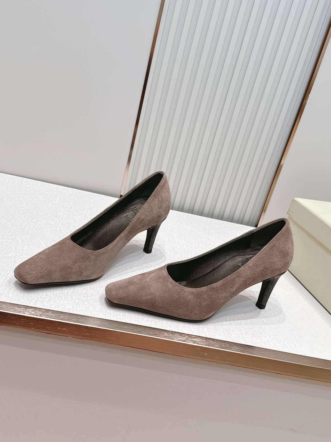 NO:816341,Top version P BC 2026 new series point-toe high-heeled shoes BrunelloCucinelli The classic inspiration from fashion short boots defines the modern elegant style. The precious imported calf leather shows unique mottled patterns. It allows you to show your fashionable personality in comfort. It brings you better comfort. It is also a classic shoe that you won’t want to take off when you put it on. The original version is reproduced one to one. The fabric is imported cowhide/sheep/cow velvet and the lining is imported sheepskin.  Size 35-39 (custom order of 40 is non-refundable), high-heeled shoes, brunello cucinelli, boots, high heels, cowhide, sheepskin, sheep19860909顶版 P BC 2026新款系列 尖头高跟单鞋 BrunelloCucinelli 源自时装短靴的经典灵感定义了现代优雅风格.珍贵的进口小牛京皮上展现着别致的斑驳.让您在舒适中彰显时尚性格.给您带来更好的舒适度,又是款穿上就不愿脱下的一款经典鞋款,原版一比一复刻. 面料进口牛皮/羊猄/牛绒 内里进口羊皮里 码数35-39（40订做不退换）,高跟鞋单鞋,brunello cucinelli,boots,high heels,cowhide,sheepskin,sheep,Women's Shoes