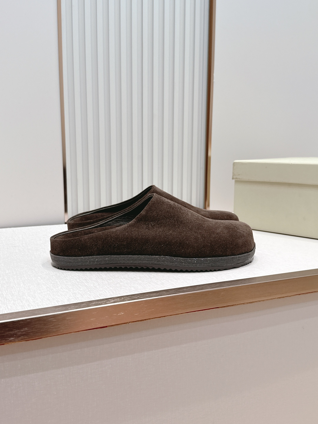 顶版 Brunello Cucinelli BC 26ss新款系列 博肯拖鞋此款凉拖鞋鞋型堪称经典,永不 顶版 Brunello Cucinelli BC 26ss新款系列 博肯拖鞋此款凉拖鞋鞋型堪称经典,永不