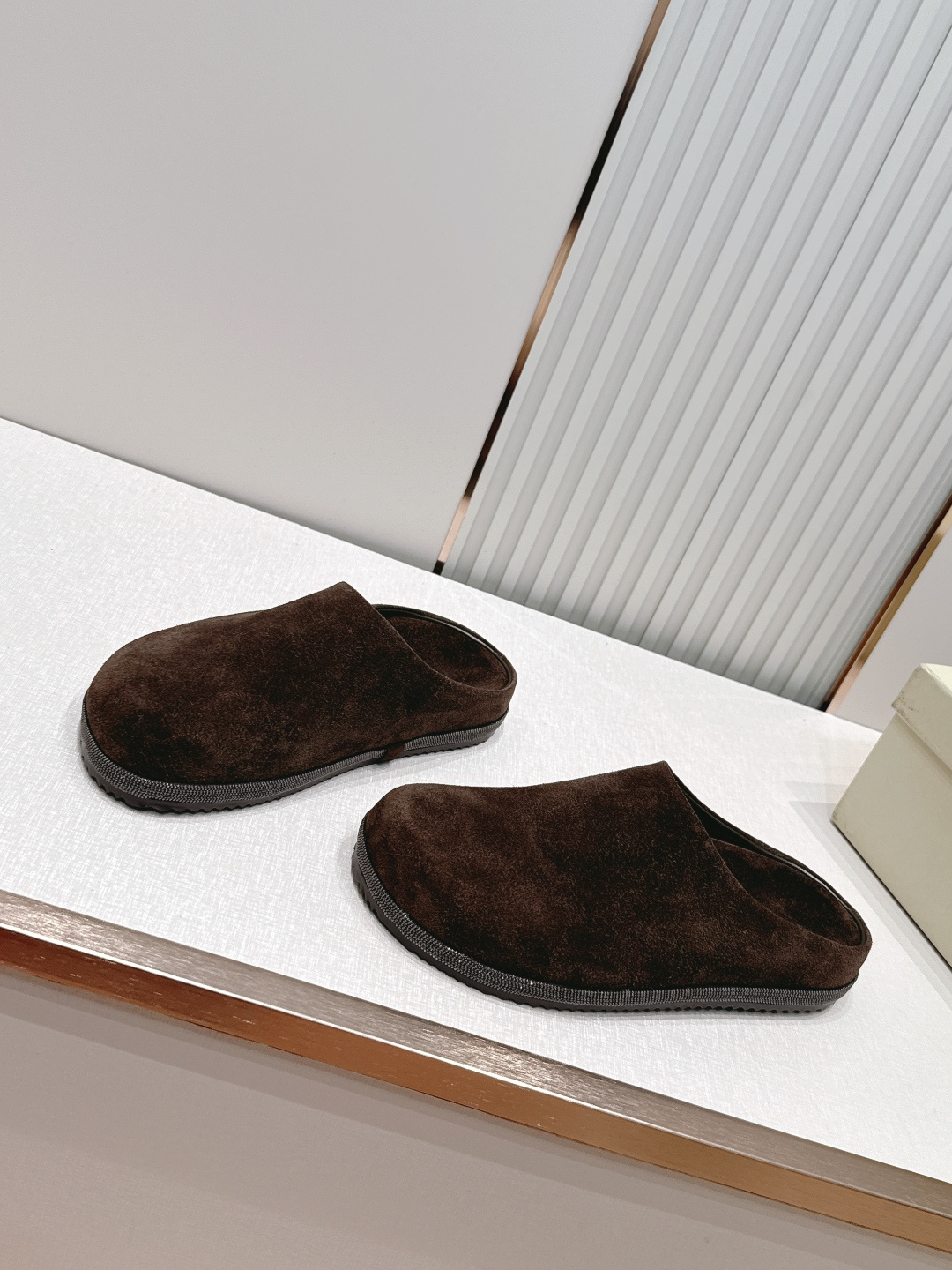 顶版 Brunello Cucinelli BC 26ss新款系列 博肯拖鞋此款凉拖鞋鞋型堪称经典,永不 顶版 Brunello Cucinelli BC 26ss新款系列 博肯拖鞋此款凉拖鞋鞋型堪称经典,永不