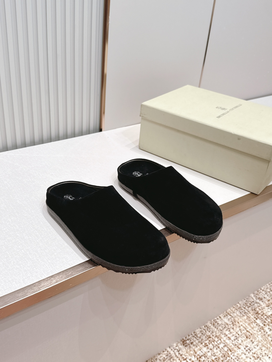 NO:816331,Top version P Brunello Cucinelli BC 26ss new series Boken slippers. This sandal slipper style is classic and will never go out of style!  The personalized logo and unique water ripple groove design on the outsole make it instantly luxurious!  Wear it so you don’t have to change your shoes this summer!  Imported suede upper, comfortable and breathable cowhide lining, original injection molded foam sole, Size 35-39 (customized at 40.41), half drag, brunello cucinelli, slippers, cowhide, chamois leather19860909顶版 P Brunello Cucinelli BC 26ss新款系列 博肯拖鞋 此款凉拖鞋鞋型堪称经典,永不过时！ 外底上的个性logo和独特的水波纹凹槽设计,奢华度瞬间爆棚！带上它这个夏天就不用再换鞋了！ 鞋面进口麂皮 内里舒适透气牛皮 大底原版注塑美耐发泡底 Size35-39（40.41定做）,半拖,brunello cucinelli,slippers,cowhide,chamois leather,Women's Shoes