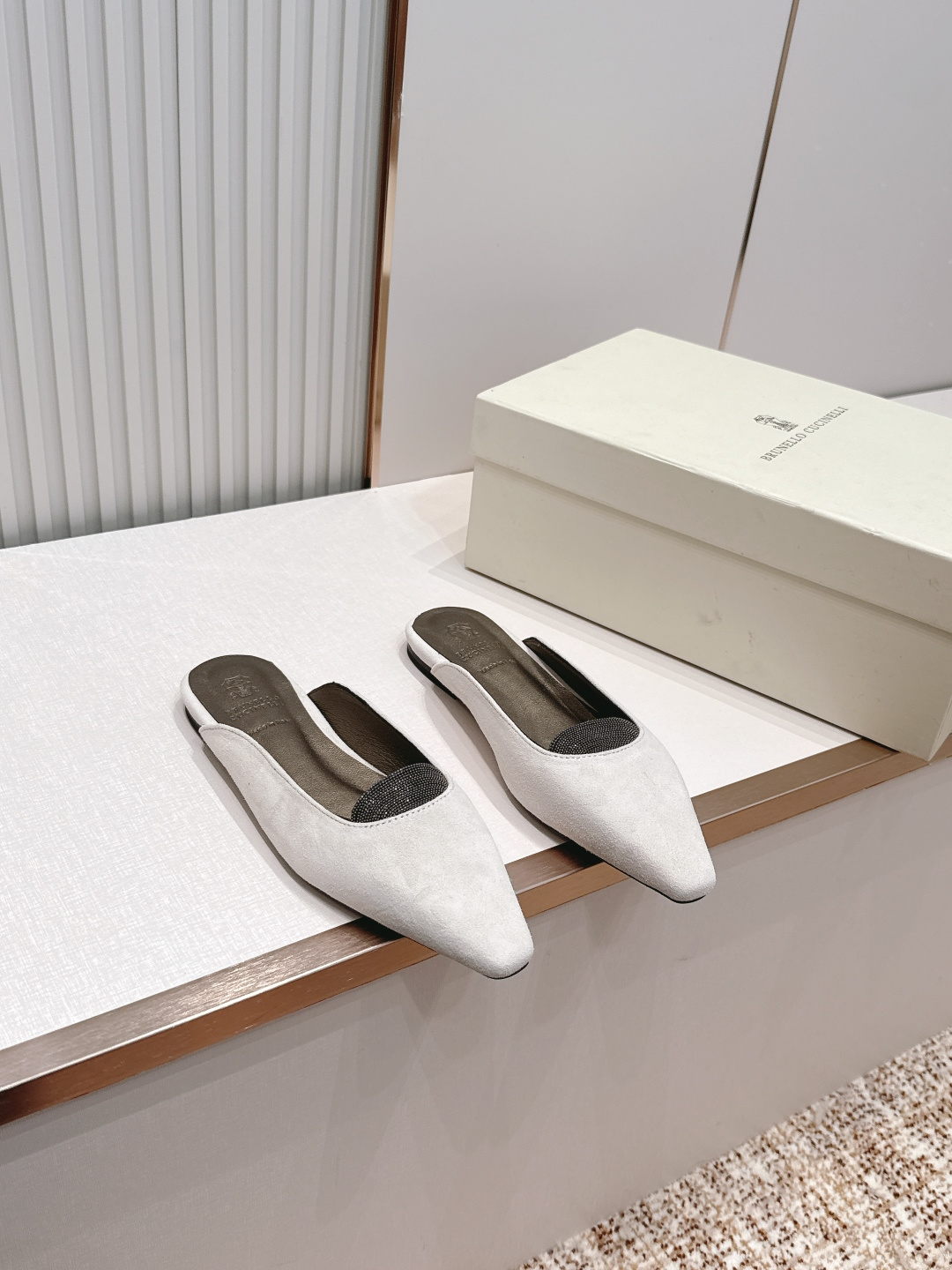 NO:816333,Top version P Brunello Cucinelli BC 26ss new series Baotou half slippers. This sandal slipper style is classic and will never go out of style!  The personalized logo and unique water ripple groove design on the outsole make it instantly luxurious!  Wear it so you don’t have to change your shoes this summer!  Imported suede upper, comfortable and breathable cowhide lining, genuine leather outsole Size35-39 (customized at 40.41), half drag, brunello cucinelli, slippers, cowhide, chamois leather, Leather soles19860909顶版 P Brunello Cucinelli BC 26ss新款系列 包头半拖鞋 此款凉拖鞋鞋型堪称经典,永不过时！ 外底上的个性logo和独特的水波纹凹槽设计,奢华度瞬间爆棚！带上它这个夏天就不用再换鞋了！ 鞋面进口麂皮 内里舒适透气牛皮 大底真皮大底 Size35-39（40.41定做）,半拖,brunello cucinelli,slippers,cowhide,chamois leather,Leather soles,Women's Shoes