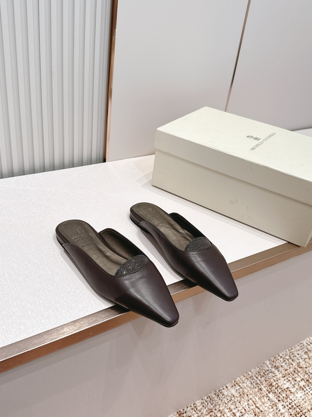 NO:816335,Top version P Brunello Cucinelli BC 26ss new series Baotou half slippers. This sandal slipper style is classic and will never go out of style!  The personalized logo and unique water ripple groove design on the outsole make it instantly luxurious!  Wear it so you don’t have to change your shoes this summer!  Upper imported suede, cowhide, comfortable and breathable cowhide lining, genuine leather outsole Size 35-39 (customized at 40.41), half drag, brunello cucinelli, slippers, cowhide, chamois leather, Leather soles19860909顶版 P Brunello Cucinelli BC 26ss新款系列 包头半拖鞋 此款凉拖鞋鞋型堪称经典,永不过时！ 外底上的个性logo和独特的水波纹凹槽设计,奢华度瞬间爆棚！带上它这个夏天就不用再换鞋了！ 鞋面进口麂皮 ,牛皮 内里舒适透气牛皮 大底真皮大底 Size35-39（40.41定做）,半拖,brunello cucinelli,slippers,cowhide,chamois leather,Leather soles,Women's Shoes