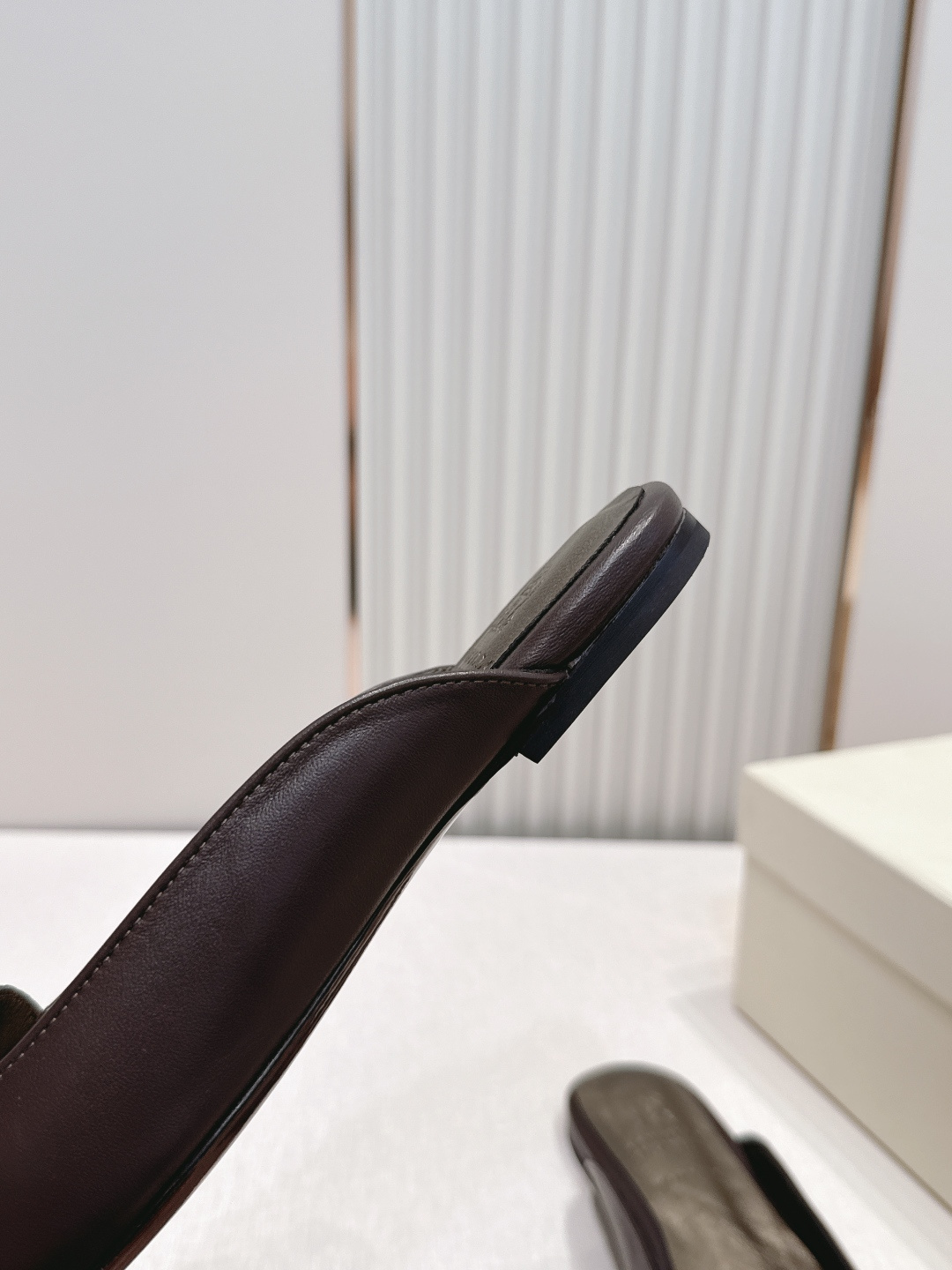 顶版 Brunello Cucinelli BC 26ss新款系列 包头半拖鞋此款凉拖鞋鞋型堪称经典，永
