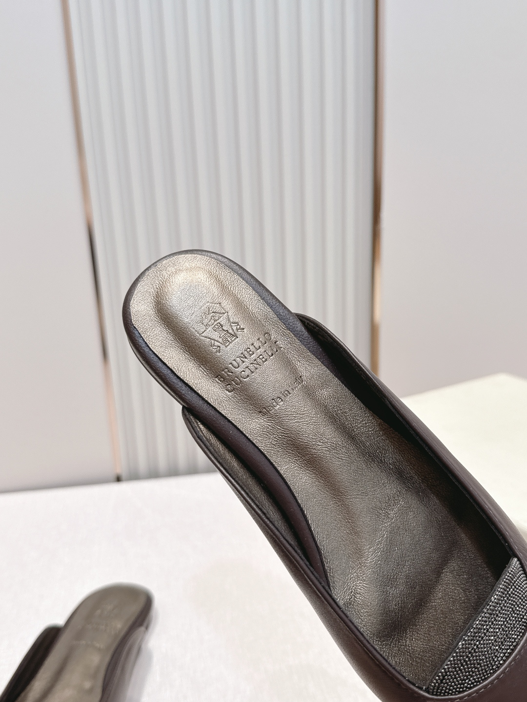 顶版 Brunello Cucinelli BC 26ss新款系列 包头半拖鞋此款凉拖鞋鞋型堪称经典，永