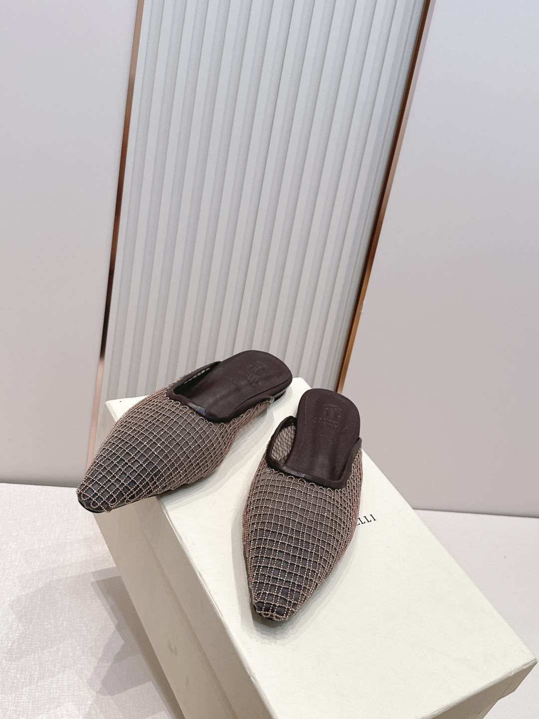 顶版 Brunello Cucinelli BC 26ss新款系列 网钻包头半凉拖鞋此款凉拖鞋鞋型堪称经 顶版 Brunello Cucinelli BC 26ss新款系列 网钻包头半凉拖鞋此款凉拖鞋鞋型堪称经