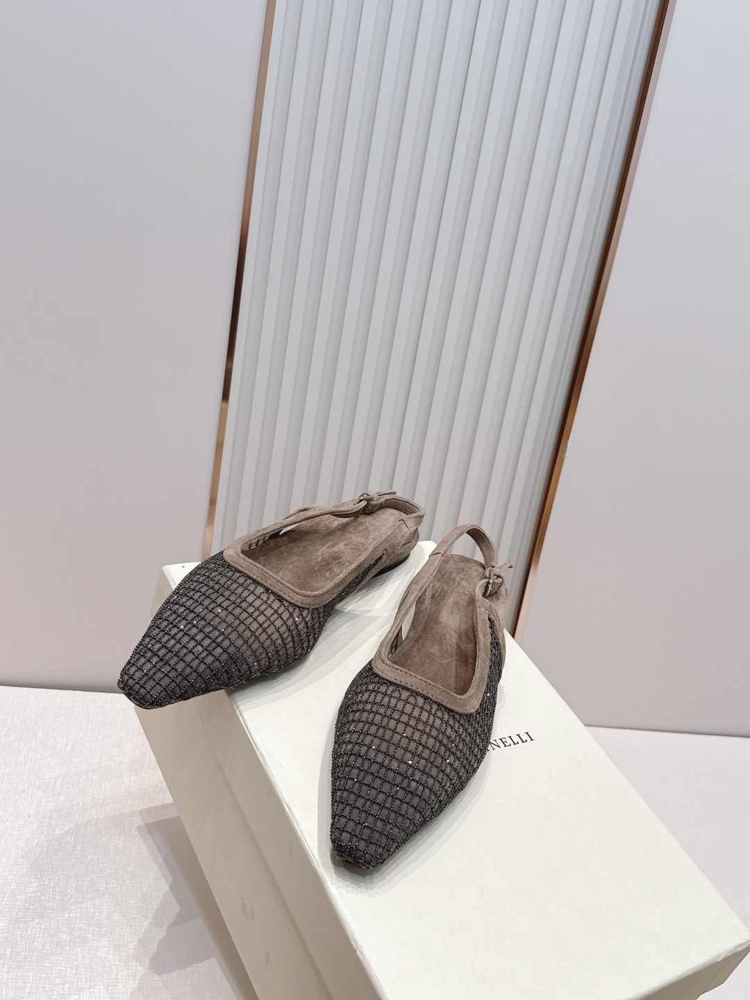 顶版 Brunello Cucinelli BC 26ss新款系列 网钻包头半凉拖鞋此款凉拖鞋鞋型堪称经 顶版 Brunello Cucinelli BC 26ss新款系列 网钻包头半凉拖鞋此款凉拖鞋鞋型堪称经