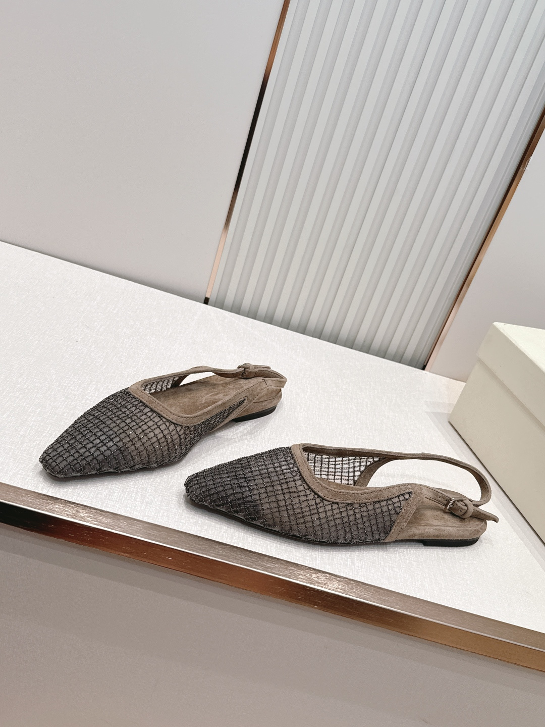 顶版 Brunello Cucinelli BC 26ss新款系列 网钻包头半凉拖鞋此款凉拖鞋鞋型堪称经 顶版 Brunello Cucinelli BC 26ss新款系列 网钻包头半凉拖鞋此款凉拖鞋鞋型堪称经