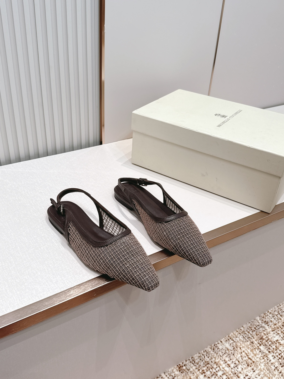 NO:816337,Top version P Brunello Cucinelli BC 26ss new series mesh diamond toe semi-sand slippers. This slipper style is classic and will never go out of style!  The personalized logo and unique water ripple groove design on the outsole make it instantly luxurious!  Wear it so you don’t have to change your shoes this summer!  Top-grade mesh upper, comfortable and breathable cowhide lining, genuine leather outsole, Size 35-39 (customized at 40.41), half drag, brunello cucinelli, slippers, cowhide, Leather soles19860909顶版 P Brunello Cucinelli BC 26ss新款系列 网钻包头半凉拖鞋 此款凉拖鞋鞋型堪称经典,永不过时！ 外底上的个性logo和独特的水波纹凹槽设计,奢华度瞬间爆棚！带上它这个夏天就不用再换鞋了！ 鞋面顶级网钻面 内里舒适透气牛皮 大底真皮大底 Size35-39（40.41定做）,半拖,brunello cucinelli,slippers,cowhide,Leather soles,Women's Shoes