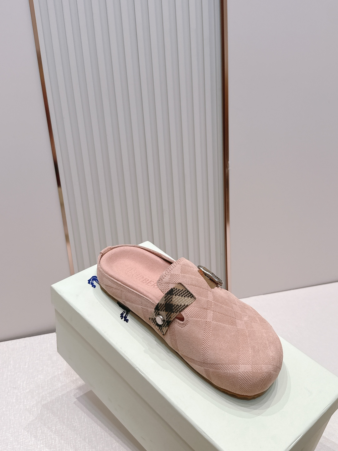 顶版巴宝莉Burberry 经典中古风 炸街勃肯拖鞋 选用柔软反绒面革面料打造,于意大利工坊精制而成。融 顶版巴宝莉Burberry 经典中古风 炸街勃肯拖鞋 选用柔软反绒面革面料打造,于意大利工坊精制而成。融