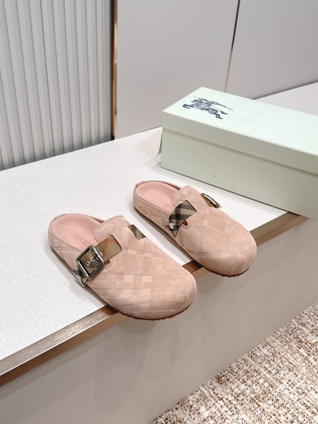 顶版巴宝莉Burberry 经典中古风 炸街勃肯拖鞋 选用柔软反绒面革面料打造，于意大利工坊精制而成。融