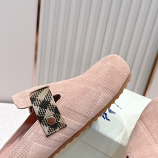 顶版巴宝莉Burberry 经典中古风 炸街勃肯拖鞋 选用柔软反绒面革面料打造,于意大利工坊精制而成。融 顶版巴宝莉Burberry 经典中古风 炸街勃肯拖鞋 选用柔软反绒面革面料打造,于意大利工坊精制而成。融