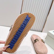 顶版巴宝莉Burberry 经典中古风 炸街勃肯拖鞋 选用柔软反绒面革面料打造,于意大利工坊精制而成。融 顶版巴宝莉Burberry 经典中古风 炸街勃肯拖鞋 选用柔软反绒面革面料打造,于意大利工坊精制而成。融