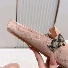 顶版巴宝莉Burberry 经典中古风 炸街勃肯拖鞋 选用柔软反绒面革面料打造,于意大利工坊精制而成。融 顶版巴宝莉Burberry 经典中古风 炸街勃肯拖鞋 选用柔软反绒面革面料打造,于意大利工坊精制而成。融
