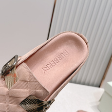 顶版巴宝莉Burberry 经典中古风 炸街勃肯拖鞋 选用柔软反绒面革面料打造,于意大利工坊精制而成。融 顶版巴宝莉Burberry 经典中古风 炸街勃肯拖鞋 选用柔软反绒面革面料打造,于意大利工坊精制而成。融