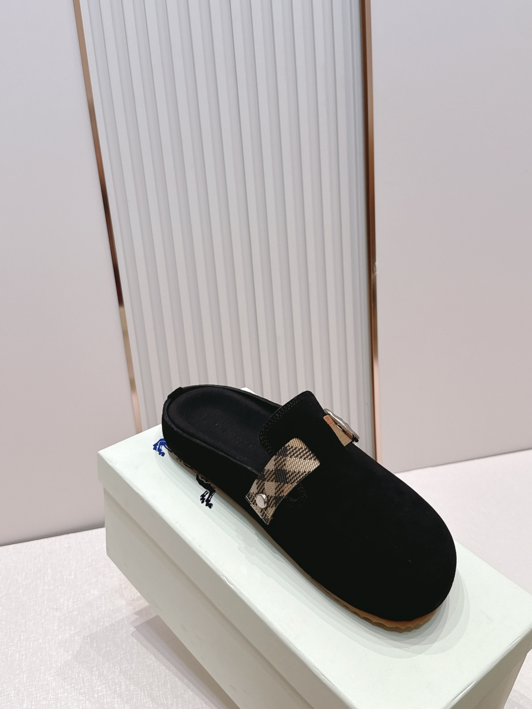 顶版巴宝莉Burberry 经典中古风 炸街勃肯拖鞋 选用柔软反绒面革面料打造,于意大利工坊精制而成。融 顶版巴宝莉Burberry 经典中古风 炸街勃肯拖鞋 选用柔软反绒面革面料打造,于意大利工坊精制而成。融