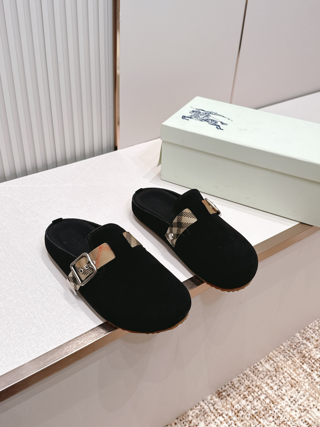 顶版巴宝莉Burberry 经典中古风 炸街勃肯拖鞋 选用柔软反绒面革面料打造，于意大利工坊精制而成。融