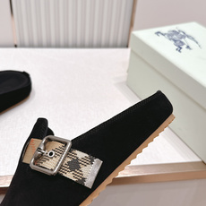 顶版巴宝莉Burberry 经典中古风 炸街勃肯拖鞋 选用柔软反绒面革面料打造,于意大利工坊精制而成。融 顶版巴宝莉Burberry 经典中古风 炸街勃肯拖鞋 选用柔软反绒面革面料打造,于意大利工坊精制而成。融