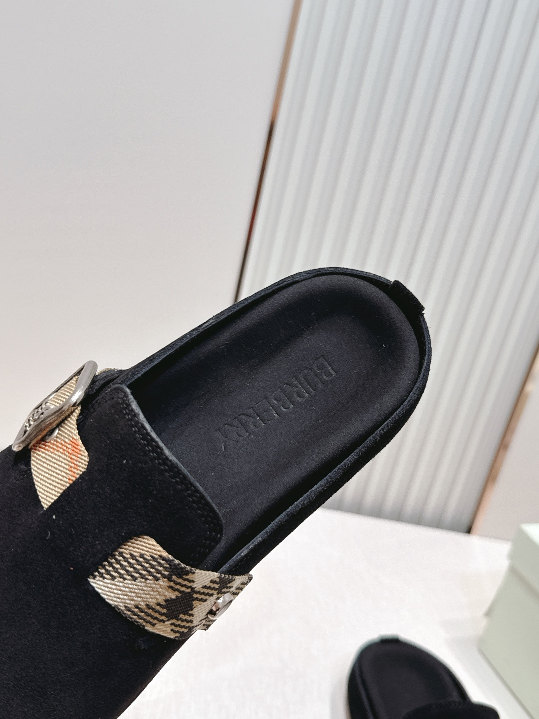 顶版巴宝莉Burberry 经典中古风 炸街勃肯拖鞋 选用柔软反绒面革面料打造,于意大利工坊精制而成。融 顶版巴宝莉Burberry 经典中古风 炸街勃肯拖鞋 选用柔软反绒面革面料打造,于意大利工坊精制而成。融