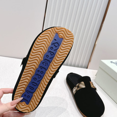 顶版巴宝莉Burberry 经典中古风 炸街勃肯拖鞋 选用柔软反绒面革面料打造,于意大利工坊精制而成。融 顶版巴宝莉Burberry 经典中古风 炸街勃肯拖鞋 选用柔软反绒面革面料打造,于意大利工坊精制而成。融