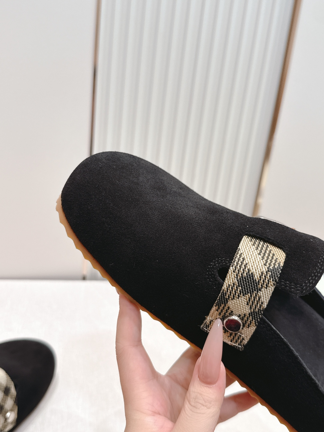 顶版巴宝莉Burberry 经典中古风 炸街勃肯拖鞋 选用柔软反绒面革面料打造,于意大利工坊精制而成。融 顶版巴宝莉Burberry 经典中古风 炸街勃肯拖鞋 选用柔软反绒面革面料打造,于意大利工坊精制而成。融