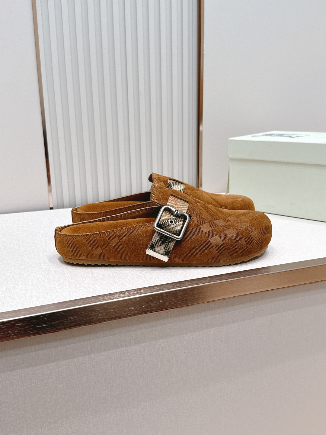 顶版巴宝莉Burberry 经典中古风 炸街勃肯拖鞋 选用柔软反绒面革面料打造,于意大利工坊精制而成。融 顶版巴宝莉Burberry 经典中古风 炸街勃肯拖鞋 选用柔软反绒面革面料打造,于意大利工坊精制而成。融