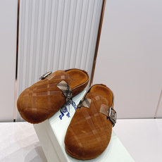 顶版巴宝莉Burberry 经典中古风 炸街勃肯拖鞋 选用柔软反绒面革面料打造,于意大利工坊精制而成。融 顶版巴宝莉Burberry 经典中古风 炸街勃肯拖鞋 选用柔软反绒面革面料打造,于意大利工坊精制而成。融