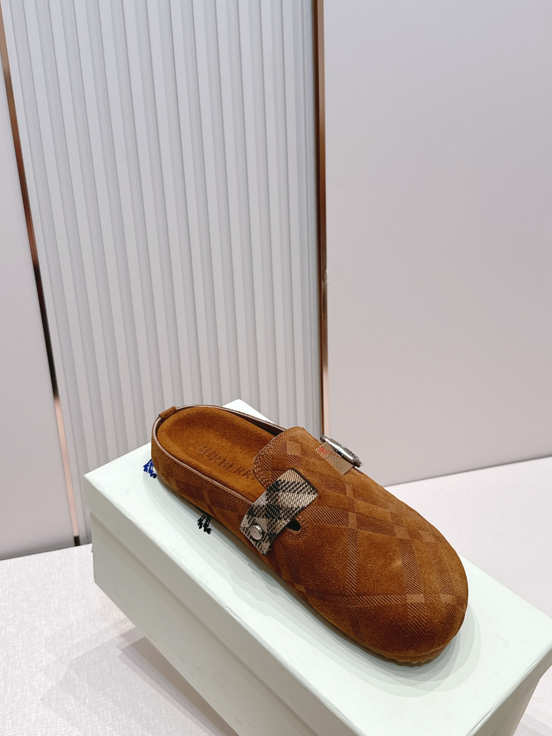 顶版巴宝莉Burberry 经典中古风 炸街勃肯拖鞋 选用柔软反绒面革面料打造,于意大利工坊精制而成。融 顶版巴宝莉Burberry 经典中古风 炸街勃肯拖鞋 选用柔软反绒面革面料打造,于意大利工坊精制而成。融