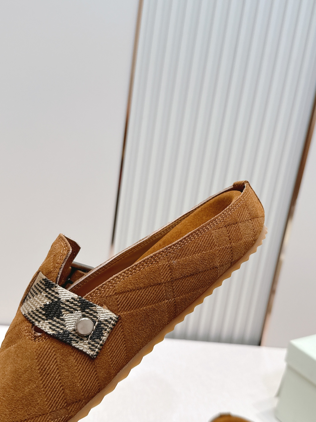 顶版巴宝莉Burberry 经典中古风 炸街勃肯拖鞋 选用柔软反绒面革面料打造,于意大利工坊精制而成。融 顶版巴宝莉Burberry 经典中古风 炸街勃肯拖鞋 选用柔软反绒面革面料打造,于意大利工坊精制而成。融