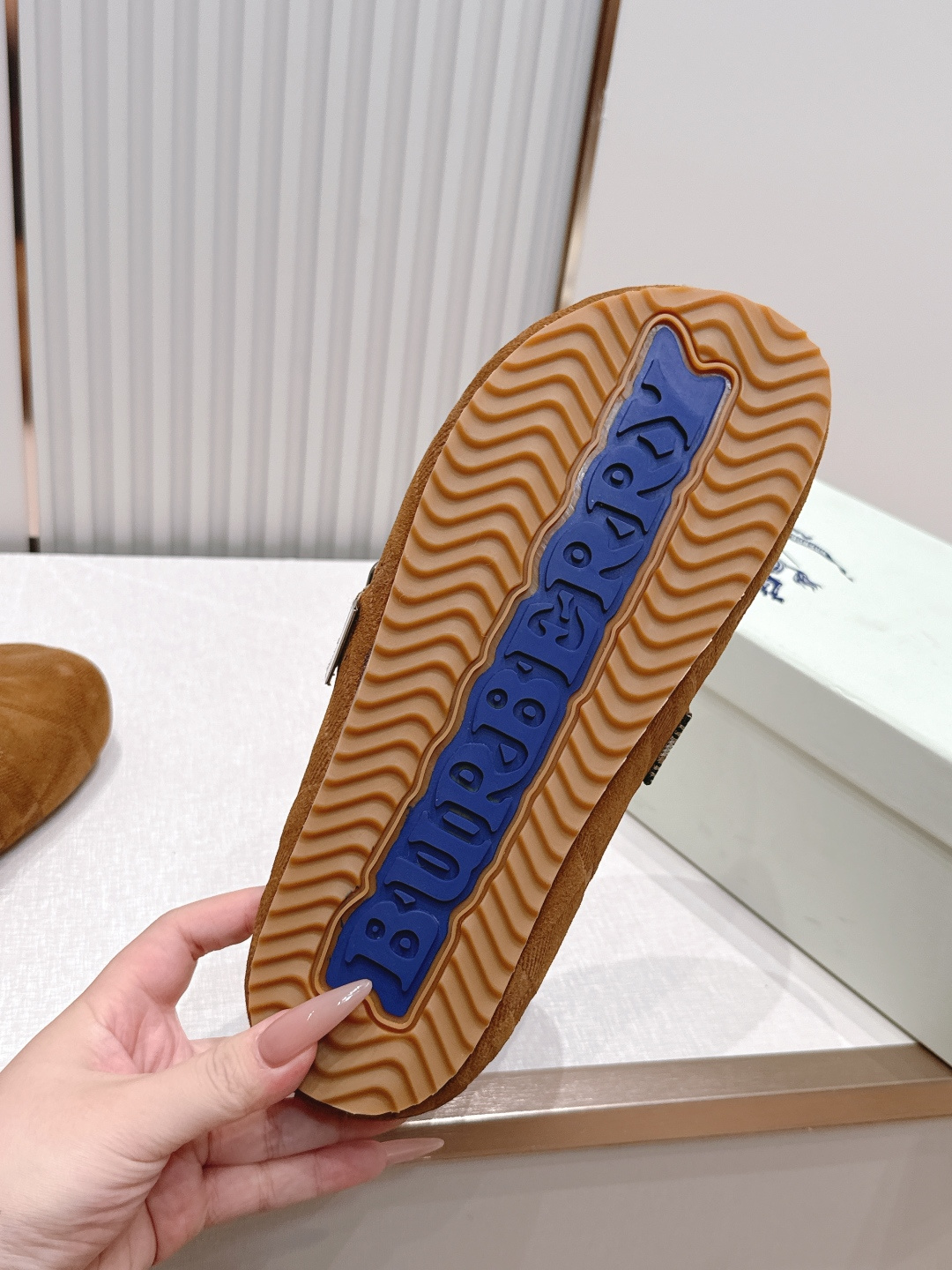 顶版巴宝莉Burberry 经典中古风 炸街勃肯拖鞋 选用柔软反绒面革面料打造,于意大利工坊精制而成。融 顶版巴宝莉Burberry 经典中古风 炸街勃肯拖鞋 选用柔软反绒面革面料打造,于意大利工坊精制而成。融