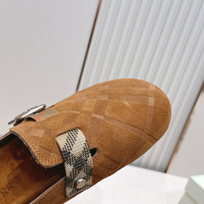 顶版巴宝莉Burberry 经典中古风 炸街勃肯拖鞋 选用柔软反绒面革面料打造,于意大利工坊精制而成。融 顶版巴宝莉Burberry 经典中古风 炸街勃肯拖鞋 选用柔软反绒面革面料打造,于意大利工坊精制而成。融
