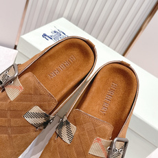 顶版巴宝莉Burberry 经典中古风 炸街勃肯拖鞋 选用柔软反绒面革面料打造,于意大利工坊精制而成。融 顶版巴宝莉Burberry 经典中古风 炸街勃肯拖鞋 选用柔软反绒面革面料打造,于意大利工坊精制而成。融