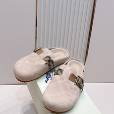 顶版巴宝莉Burberry 经典中古风 炸街勃肯拖鞋 选用柔软反绒面革面料打造,于意大利工坊精制而成。融 顶版巴宝莉Burberry 经典中古风 炸街勃肯拖鞋 选用柔软反绒面革面料打造,于意大利工坊精制而成。融