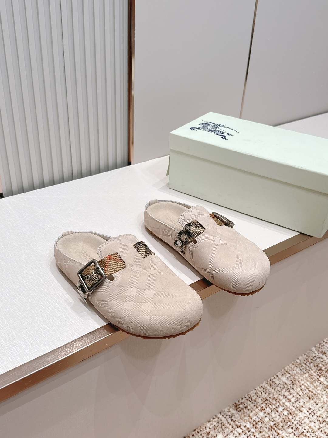 顶版巴宝莉Burberry 经典中古风 炸街勃肯拖鞋 选用柔软反绒面革面料打造，于意大利工坊精制而成。融