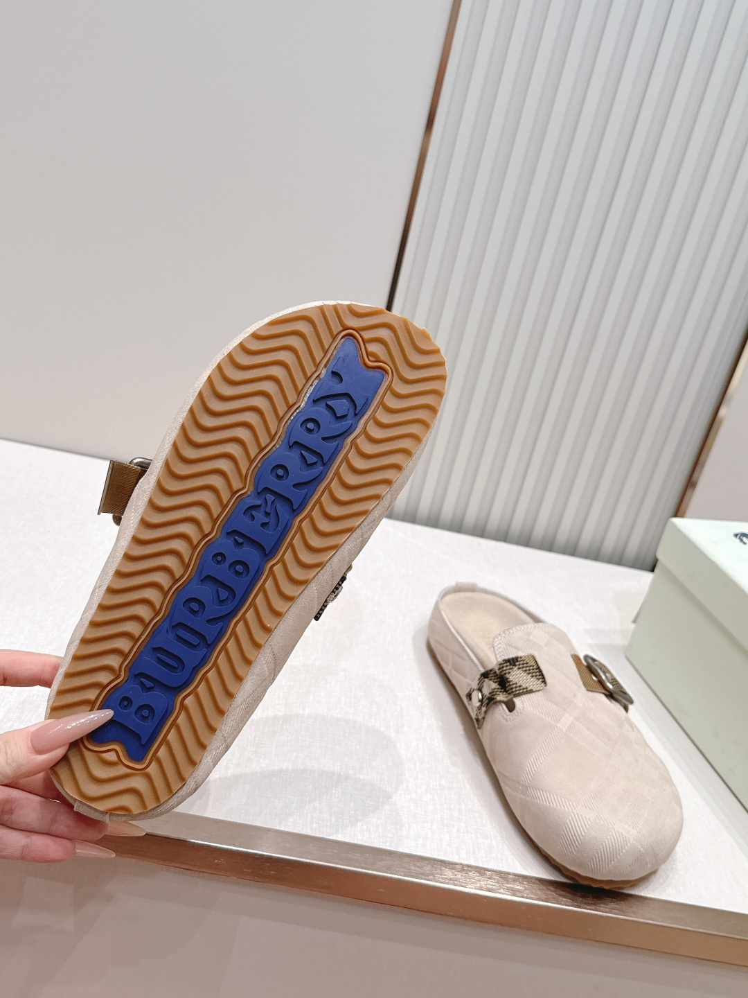 顶版巴宝莉Burberry 经典中古风 炸街勃肯拖鞋 选用柔软反绒面革面料打造,于意大利工坊精制而成。融 顶版巴宝莉Burberry 经典中古风 炸街勃肯拖鞋 选用柔软反绒面革面料打造,于意大利工坊精制而成。融