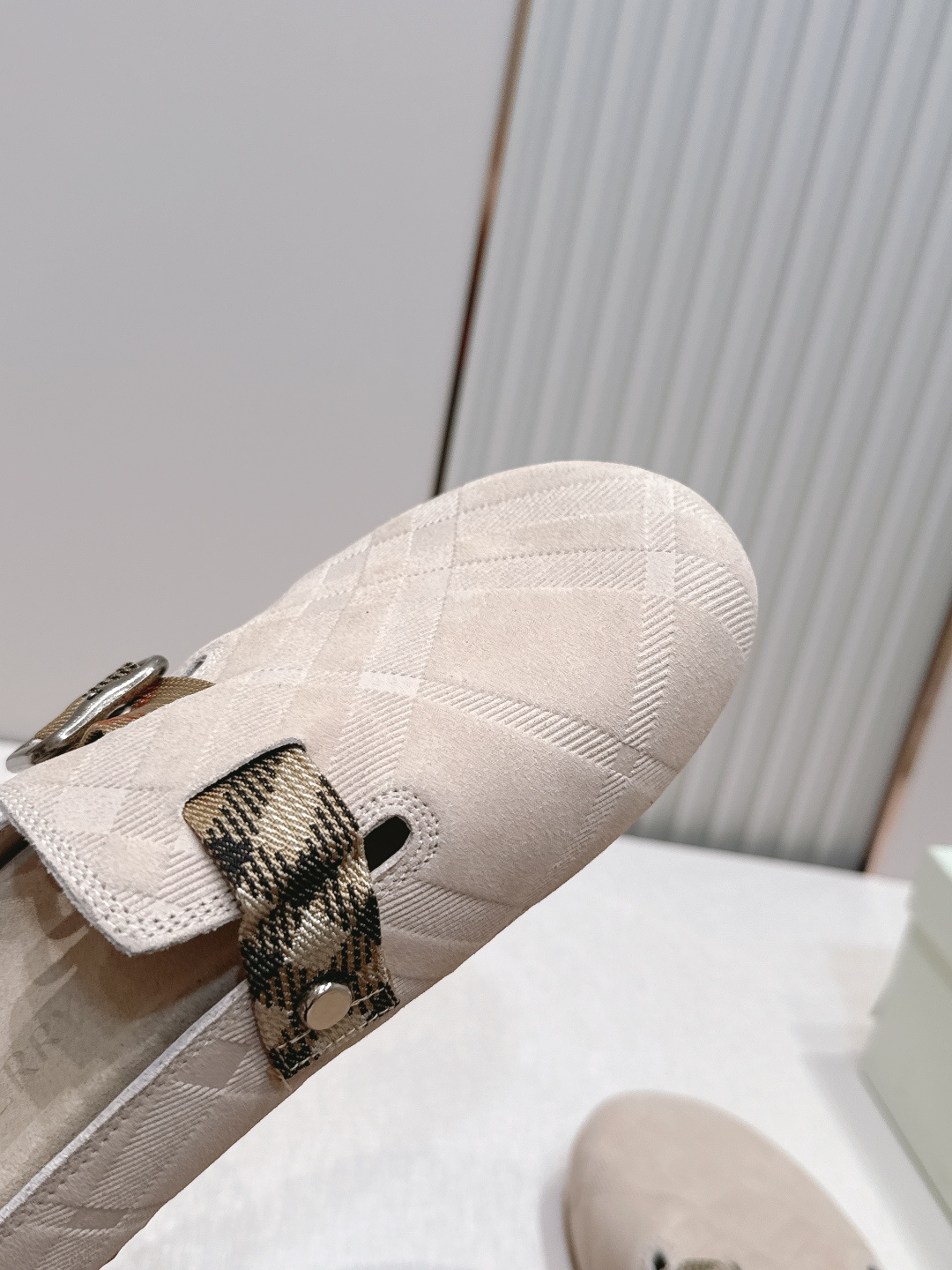 顶版巴宝莉Burberry 经典中古风 炸街勃肯拖鞋 选用柔软反绒面革面料打造,于意大利工坊精制而成。融 顶版巴宝莉Burberry 经典中古风 炸街勃肯拖鞋 选用柔软反绒面革面料打造,于意大利工坊精制而成。融