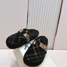 顶版巴宝莉Burberry 经典中古风 炸街勃肯拖鞋 选用柔软反绒面革面料打造,于意大利工坊精制而成。融 顶版巴宝莉Burberry 经典中古风 炸街勃肯拖鞋 选用柔软反绒面革面料打造,于意大利工坊精制而成。融
