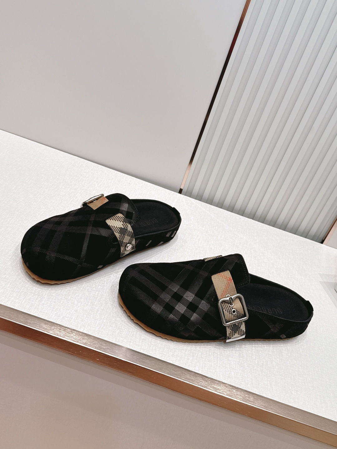 顶版巴宝莉Burberry 经典中古风 炸街勃肯拖鞋 选用柔软反绒面革面料打造,于意大利工坊精制而成。融 顶版巴宝莉Burberry 经典中古风 炸街勃肯拖鞋 选用柔软反绒面革面料打造,于意大利工坊精制而成。融