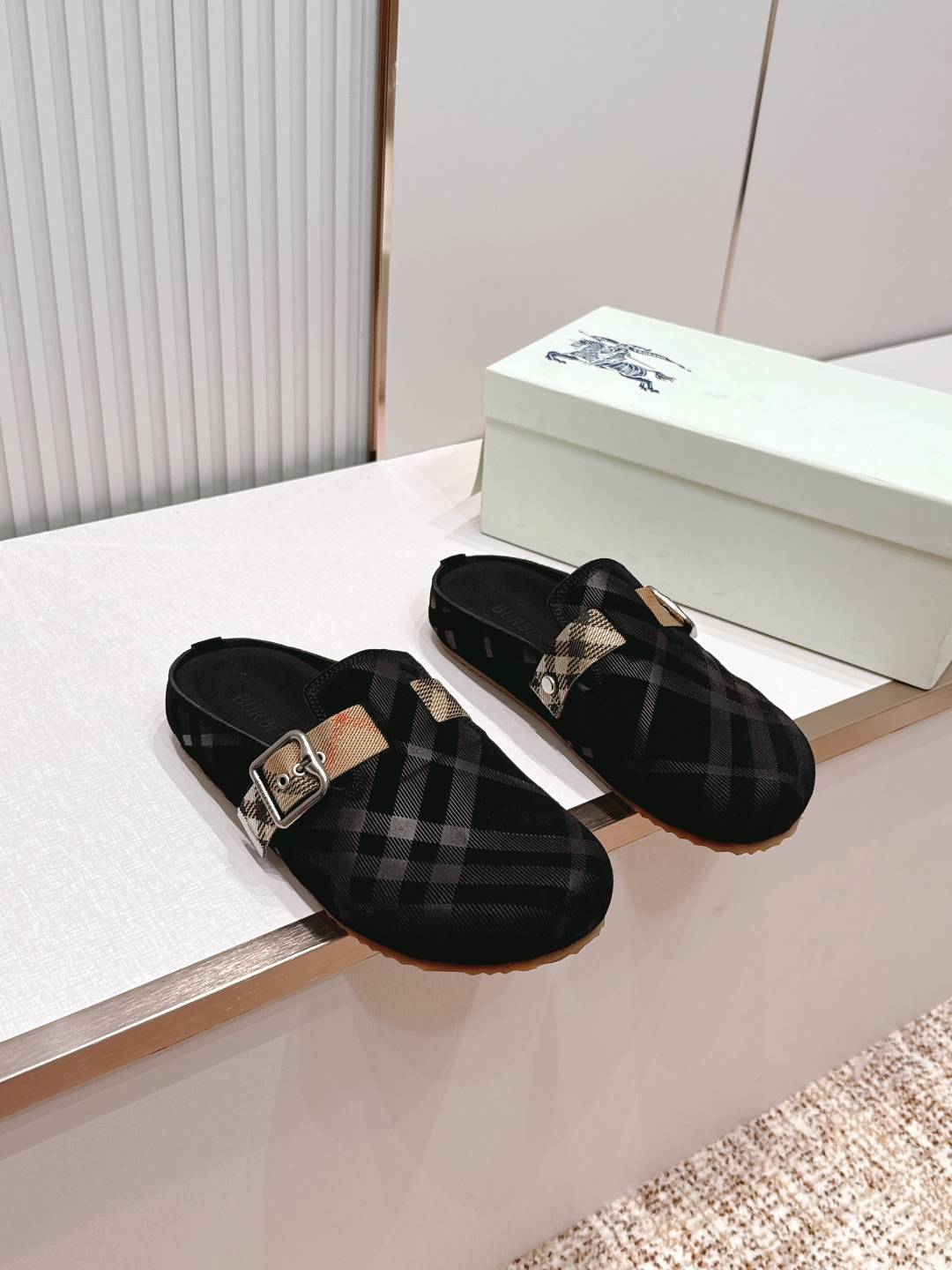 NO:816323,Top version of Burberry's classic mid-century street style Birkenstock slippers. Made of soft suede fabric and refined in an Italian workshop. It is embossed with a plaid pattern and is paired with an embossed sole, embellished with the collection's brand logo. It has an adjustable B-shaped buckle strap and is decorated with the iconic sand-colored Burberry plaid of jacquard worsted. Fabric suede/cow leather, lining, silk cowhide, outsole TPU  Size: Female size 35/41 (35, 41 customized) Male size 38/45 (45 customized), half drag, burberry, burberry, slippers, cowhide19860909顶版 巴宝莉Burberry 经典中古风 炸街勃肯拖鞋 选用柔软反绒面革面料打造,于意大利工坊精制而成.融入格纹图案压花,搭配压纹鞋底,其上点缀典藏品牌徽标.设有可调式 B 字型扣环束带,装饰提花精纺的标志性沙色 Burberry 格纹. 面料反绒皮/牛皮 里布丝绸牛里 大底TPU 码数女码35/41（35、41定制） 男码38/45（45定制）,半拖,burberry,burberry,slippers,cowhide,Women's Shoes