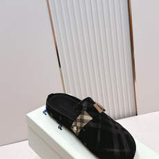 顶版巴宝莉Burberry 经典中古风 炸街勃肯拖鞋 选用柔软反绒面革面料打造,于意大利工坊精制而成。融 顶版巴宝莉Burberry 经典中古风 炸街勃肯拖鞋 选用柔软反绒面革面料打造,于意大利工坊精制而成。融