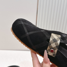 顶版巴宝莉Burberry 经典中古风 炸街勃肯拖鞋 选用柔软反绒面革面料打造,于意大利工坊精制而成。融 顶版巴宝莉Burberry 经典中古风 炸街勃肯拖鞋 选用柔软反绒面革面料打造,于意大利工坊精制而成。融