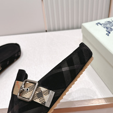 顶版巴宝莉Burberry 经典中古风 炸街勃肯拖鞋 选用柔软反绒面革面料打造,于意大利工坊精制而成。融 顶版巴宝莉Burberry 经典中古风 炸街勃肯拖鞋 选用柔软反绒面革面料打造,于意大利工坊精制而成。融