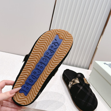 顶版巴宝莉Burberry 经典中古风 炸街勃肯拖鞋 选用柔软反绒面革面料打造,于意大利工坊精制而成。融 顶版巴宝莉Burberry 经典中古风 炸街勃肯拖鞋 选用柔软反绒面革面料打造,于意大利工坊精制而成。融
