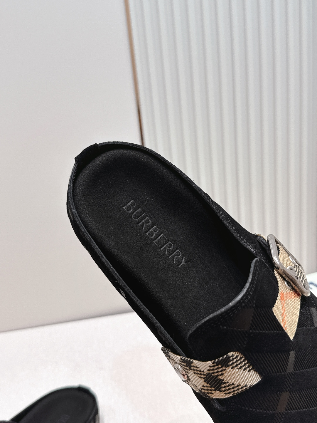 顶版巴宝莉Burberry 经典中古风 炸街勃肯拖鞋 选用柔软反绒面革面料打造,于意大利工坊精制而成。融 顶版巴宝莉Burberry 经典中古风 炸街勃肯拖鞋 选用柔软反绒面革面料打造,于意大利工坊精制而成。融