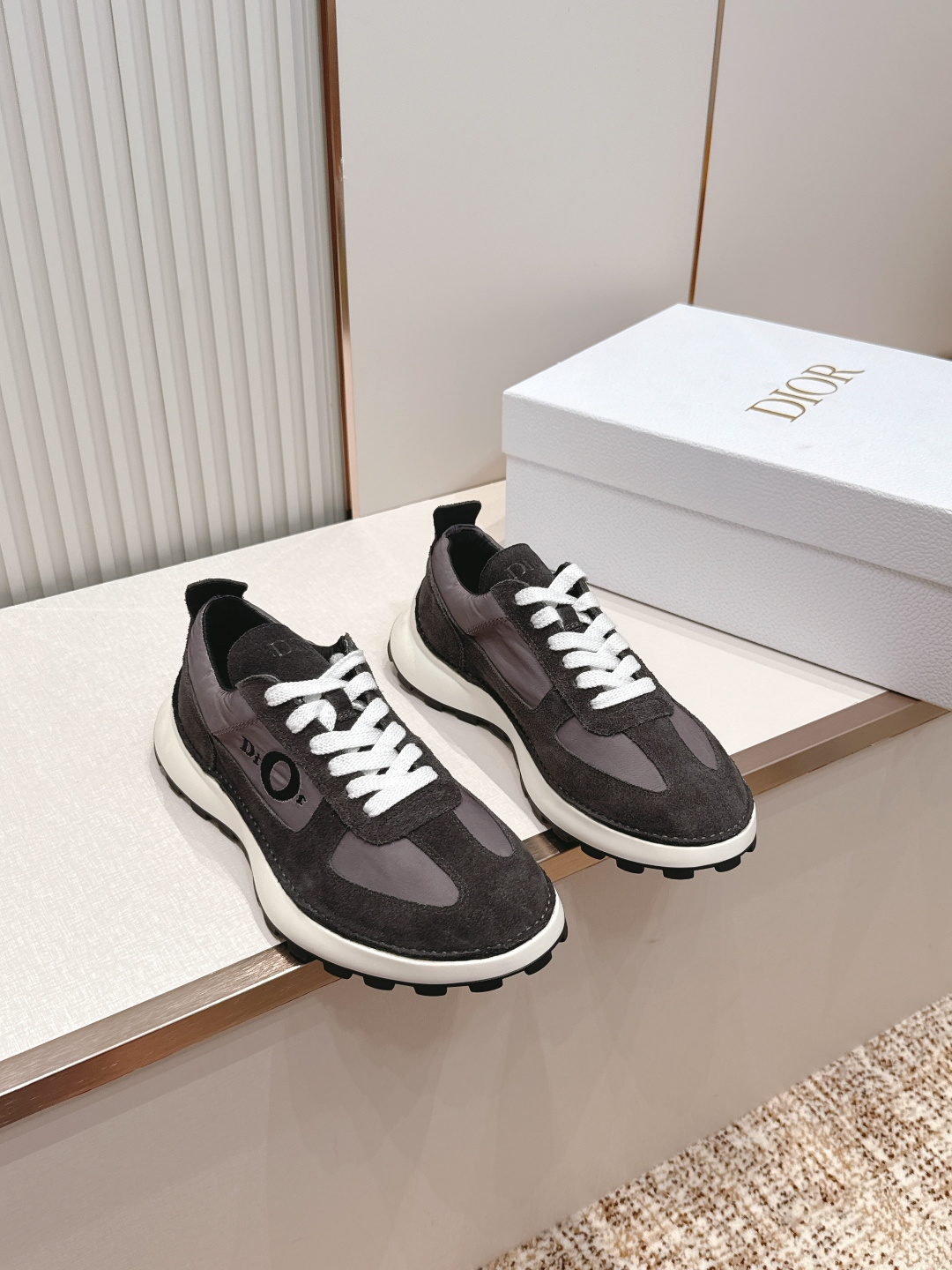 NO:816316,P Men's Dior Dior Squash new thick-soled casual shoes Sports This Dior Squash sneaker carefully designed by Jonathan Anderson uses an inside-out stitching structure on the upper to show a distinct modern style. It is both comfortable and fashionable, highlighting the exquisite shoemaking craftsmanship of the Dior workshop. Soft and breathable suede calfskin is paired with durable nylon and lightweight soles. The comfortable and versatile design can enhance the style of various looks.  Main body cow leather, technical fabric, lining technical fabric, sheepskin tongue and heel decorated with Dior logo, side decorated with Dior embroidery, low-top lace closure, rear CD pull tab, PU midsole decorated with galaxy pattern, TPU notched outsole engraved with CD logo, size 39-45., casual shoes/sneakers, dior, dior, sneakers, cowhide, sheepskin19860909P 男款 Dior 迪奥Squash 新款厚底休闲鞋 运动 这款乔纳森·安德森 (Jonathan Anderson) 精心设计的 Dior Squash 运动鞋采用鞋面外翻式缝合结构,展现鲜明的现代风范,既舒适又时尚,彰显 Dior 工坊精湛的鞋履制作工艺.柔软和透气的绒面牛皮革搭配经久耐用的尼龙和轻盈鞋底,舒适百搭的设计可为各式造型提升格调. 主体牛皮革,科技面料 里料科技面料,羊皮革鞋舌和鞋跟饰以 Dior 标志侧面饰以 Dior 刺绣低帮鞋带开合后侧 CD 提拉环PU 中底饰以银河图案TPU 凹口外底镌刻有 CD 标志 码数39-45.,休闲鞋/运动鞋,dior,dior,sneakers,cowhide,sheepskin,Women's Shoes