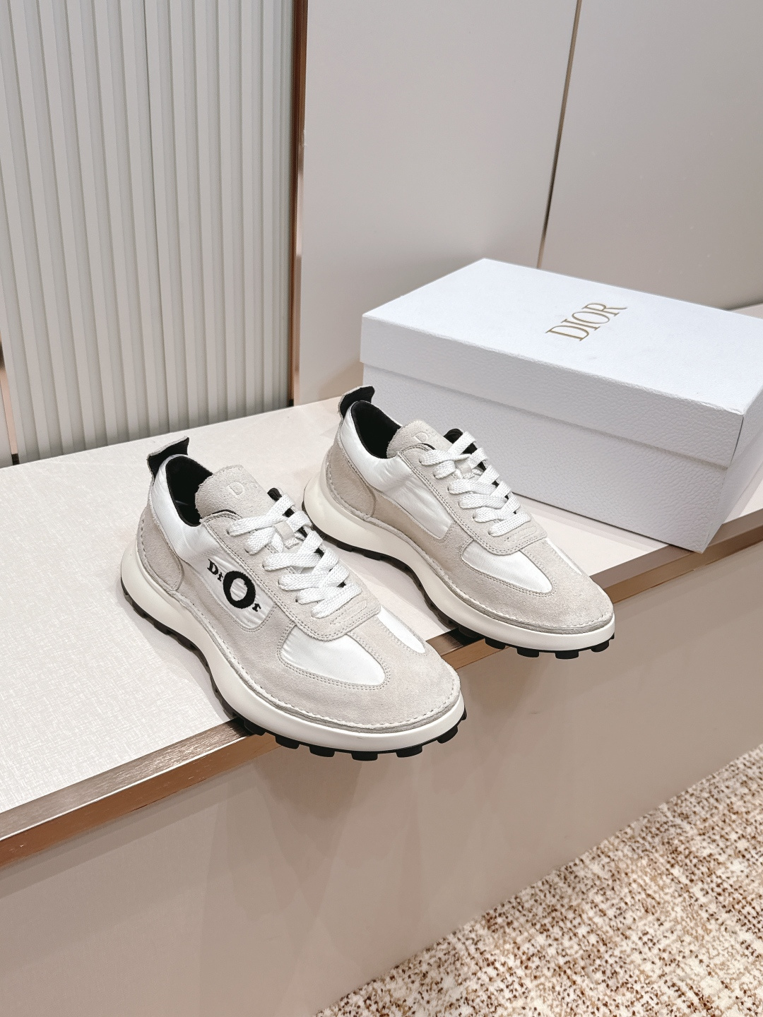 NO:819372,Men's model, Dior Dior Squash new thick-soled casual shoes for sports. This Dior Squash sneaker carefully designed by Jonathan Anderson uses an inside-out stitching structure on the upper, showing a distinct modern style. It is both comfortable and fashionable, highlighting the exquisite shoemaking craftsmanship of the Dior workshop. Soft and breathable suede cow leather is paired with durable nylon and lightweight soles. The comfortable and versatile design can enhance the style of various looks.  Main body cow leather, technical fabric, lining technical fabric, sheepskin tongue and heel decorated with Dior logo, side decorated with Dior embroidery, low-top lace closure, rear CD pull ring, PU midsole decorated with galaxy pattern, TPU notch outsole engraved with CD logo, size men's 39-45, casual shoes/sneakers, dior, dior, sneakers, cowhide, sheepskin19860909男款,Dior 迪奥Squash 新款厚底休闲鞋 运动 这款乔纳森·安德森 (Jonathan Anderson) 精心设计的 Dior Squash 运动鞋采用鞋面外翻式缝合结构,展现鲜明的现代风范,既舒适又时尚,彰显 Dior 工坊精湛的鞋履制作工艺.柔软和透气的绒面牛皮革搭配经久耐用的尼龙和轻盈鞋底,舒适百搭的设计可为各式造型提升格调. 主体牛皮革,科技面料 里料科技面料,羊皮革鞋舌和鞋跟饰以 Dior 标志侧面饰以 Dior 刺绣低帮鞋带开合后侧 CD 提拉环PU 中底饰以银河图案TPU 凹口外底镌刻有 CD 标志 码数男款39-45,休闲鞋/运动鞋,dior,dior,sneakers,cowhide,sheepskin,Women's Shoes