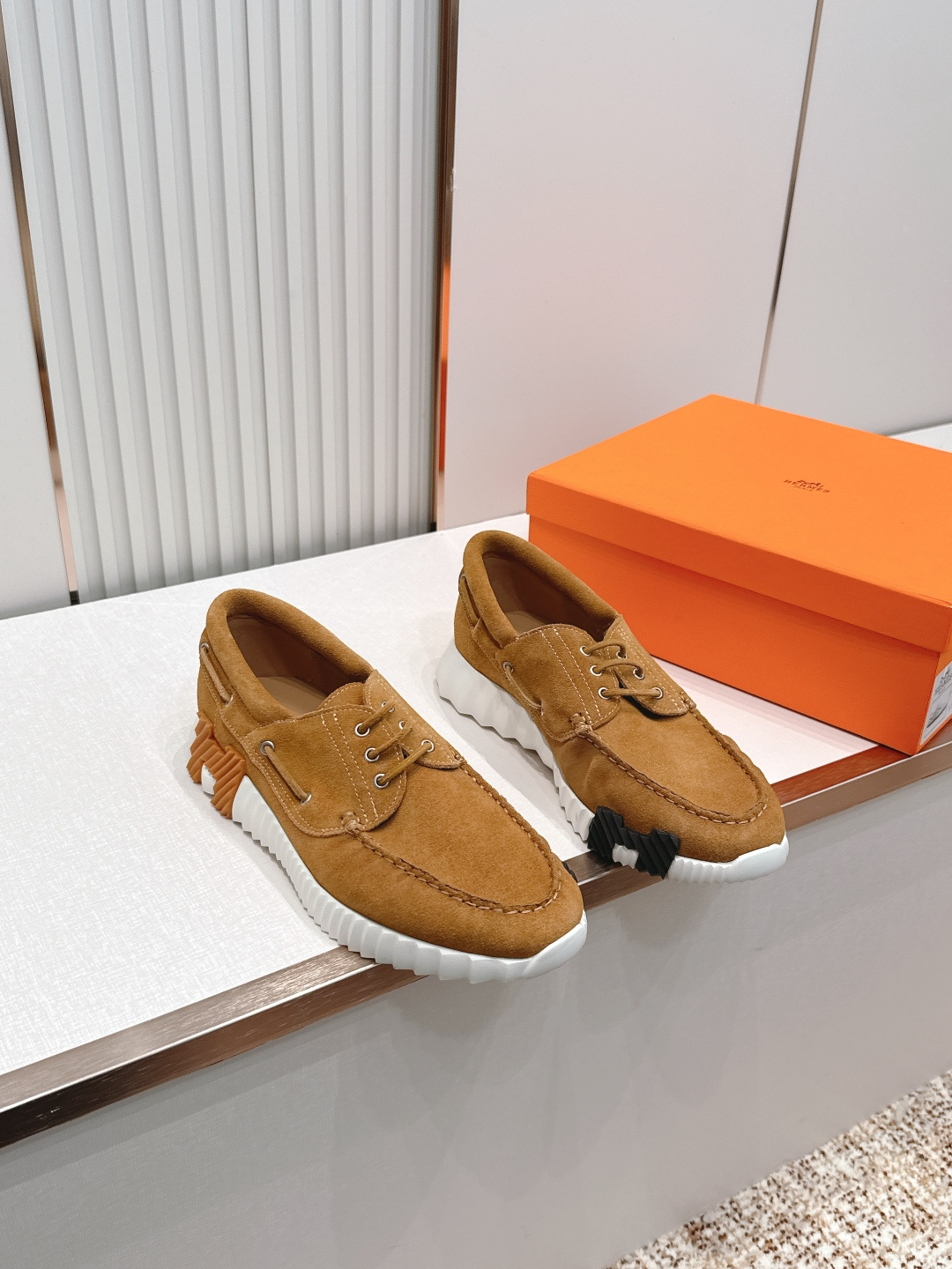 NO:819376,Top Edition Women's Style Men's Style Couple Style Hermes 2026 New Retro Style H Casual Sports Shoes Moral Training Shoes The craftsmanship is extremely exquisite, and it is new at the counter at the same time. Every detail of the shoes is specially thought out, quite eye-catching, and the elegant splicing elements highlight the good temperament!  The classic version is upgraded with exquisite color matching, adding a casual atmosphere, and exquisite lines, which can better reflect the family-style design language. Interspersed with exquisite lines, it perfectly fits the foot shape, naturally outlines the fashionable outline, achieves a visual impact, and fully interprets a different sports style!  Fabrics: imported cowhide, cowhide, cowhide for foot pads, comfortable on the feet, original outsole, non-slip and wear-resistant!  Size women's size 35-40/men's size 39-45, casual shoes/sports shoes, hermes, hermes, sneakers, cowhide19860909顶版 女款 男款情侣款 Hermes 爱马仕2026 新款复古风H休闲运动鞋德训鞋 工艺极致,同步专柜上新.鞋子的每一个细节都特别用心,相当惹眼,雅致的拼接元素,凸显不俗的气质！ 经典版型升级 精致配色,增添休闲的气息,精致的线条,无形之中能够更好体现出家族式的设计语言,穿插精致的线条 完美契合脚型,自然的勾勒出时尚的轮廓,达到视觉上的冲击效果,充分演绎不一样的运动风格！ 面料进口牛皮 牛绒 垫脚牛皮,脚感舒适,原版大底,防滑耐磨！码数女码35-40/男码39-45,休闲鞋/运动鞋,hermes,hermes,sneakers,cowhide,Women's Shoes