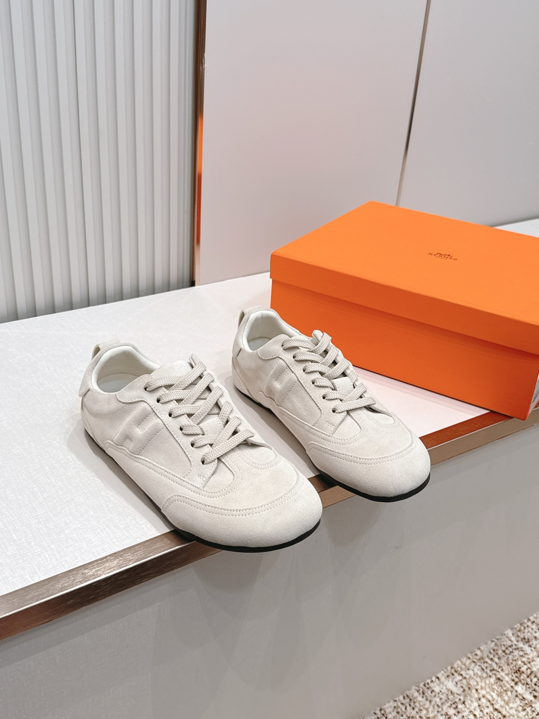 NO:819368,Top Edition Women's Style Men's Style Couple Style Hermes 2026 New Retro Style H Casual Sports Shoes Moral Training Shoes The craftsmanship is extremely exquisite, and it is new at the counter at the same time. Every detail of the shoes is specially thought out, quite eye-catching, and the elegant splicing elements highlight the good temperament!  The classic version is upgraded with exquisite color matching, adding a casual atmosphere, and exquisite lines, which can better reflect the family-style design language. Interspersed with exquisite lines, it perfectly fits the foot shape, naturally outlines the fashionable outline, achieves a visual impact, and fully interprets a different sports style!  Fabrics: imported cowhide, cowhide, cowhide for foot pads, comfortable on the feet, original outsole, non-slip and wear-resistant!  Size women's size 35-40/men's size 39-45, casual shoes/sports shoes, hermes, hermes, sneakers, cowhide19860909顶版 女款 男款情侣款 Hermes 爱马仕2026 新款复古风H休闲运动鞋德训鞋 工艺极致,同步专柜上新.鞋子的每一个细节都特别用心,相当惹眼,雅致的拼接元素,凸显不俗的气质！ 经典版型升级 精致配色,增添休闲的气息,精致的线条,无形之中能够更好体现出家族式的设计语言,穿插精致的线条 完美契合脚型,自然的勾勒出时尚的轮廓,达到视觉上的冲击效果,充分演绎不一样的运动风格！ 面料进口牛皮 牛绒 垫脚牛皮,脚感舒适,原版大底,防滑耐磨！码数女码35-40/男码39-45,休闲鞋/运动鞋,hermes,hermes,sneakers,cowhide,Women's Shoes