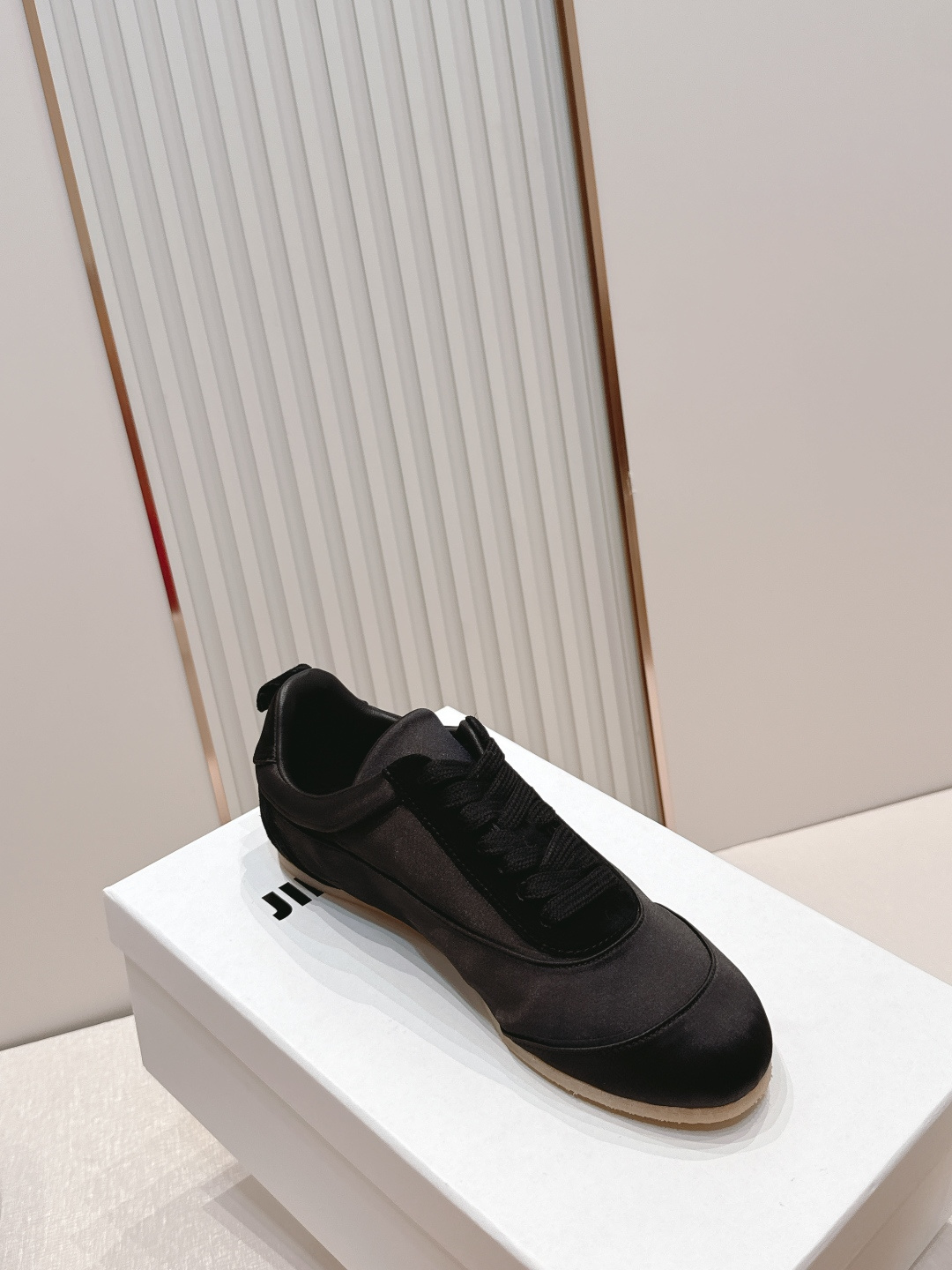顶版 JIL SANDER 吉尔桑达新款 绸缎休闲鞋美到犯规,上脚惊艳到~绸缎光泽感绝了,走路带风都在 顶版 JIL SANDER 吉尔桑达新款 绸缎休闲鞋美到犯规,上脚惊艳到~绸缎光泽感绝了,走路带风都在