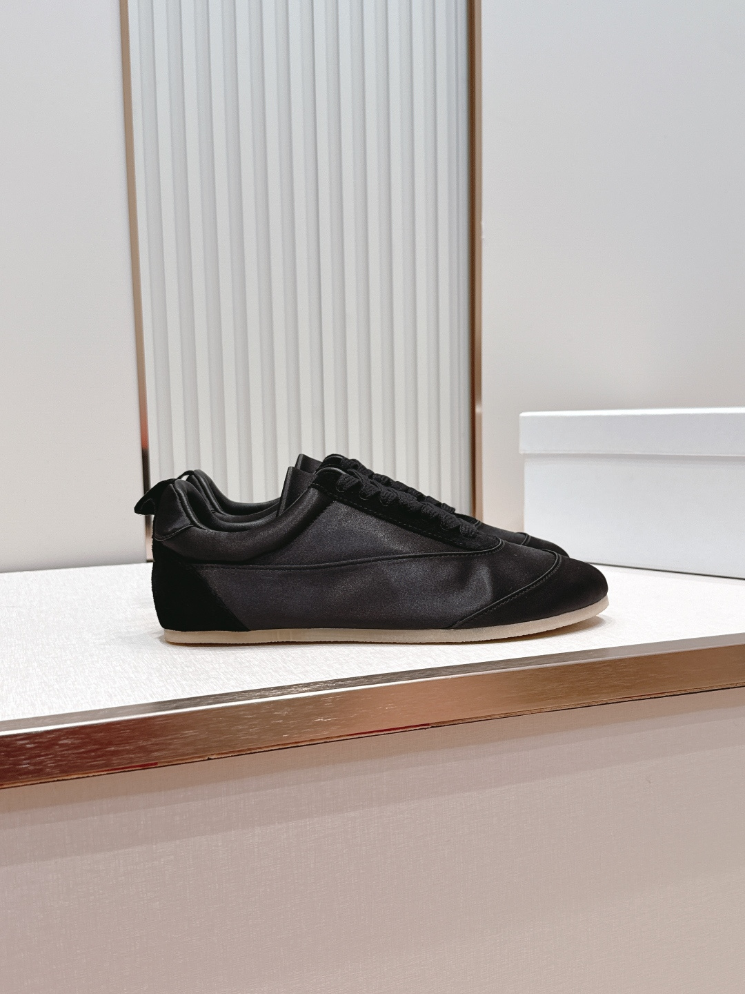 顶版 JIL SANDER 吉尔桑达新款 绸缎休闲鞋美到犯规,上脚惊艳到~绸缎光泽感绝了,走路带风都在 顶版 JIL SANDER 吉尔桑达新款 绸缎休闲鞋美到犯规,上脚惊艳到~绸缎光泽感绝了,走路带风都在